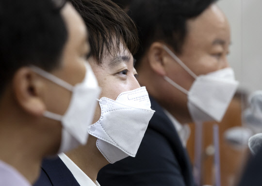 지난 8월 5일 이준석(가운데) 국민의힘 대표가 서울 여의도 국회에서 열린 당 최고위원회의에서 김재원(오른쪽) 최고위원의 발언을 듣고 있다. 연합뉴스